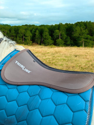 Sattelpad stoßdämpfend für empfindliche Pferde – ThinLine Perfect Fit braun